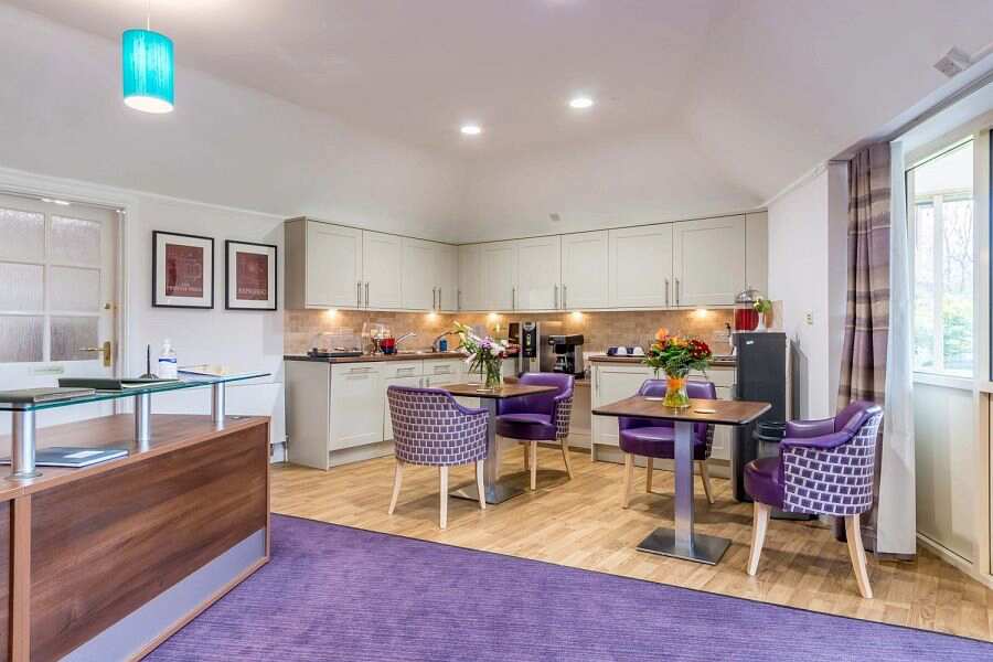 Chalfont Lodge Care Centre, Chiltern, Buckinghamshire, SL9 0QQ Nursing home