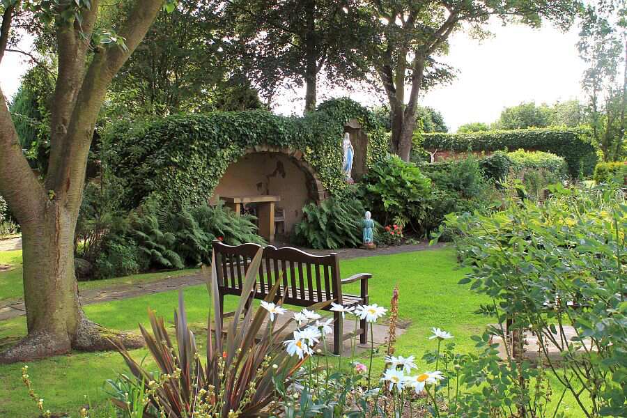 Holy Cross Care Home, Sunderland, Tyne and Wear, SR4 8QA Nursing home