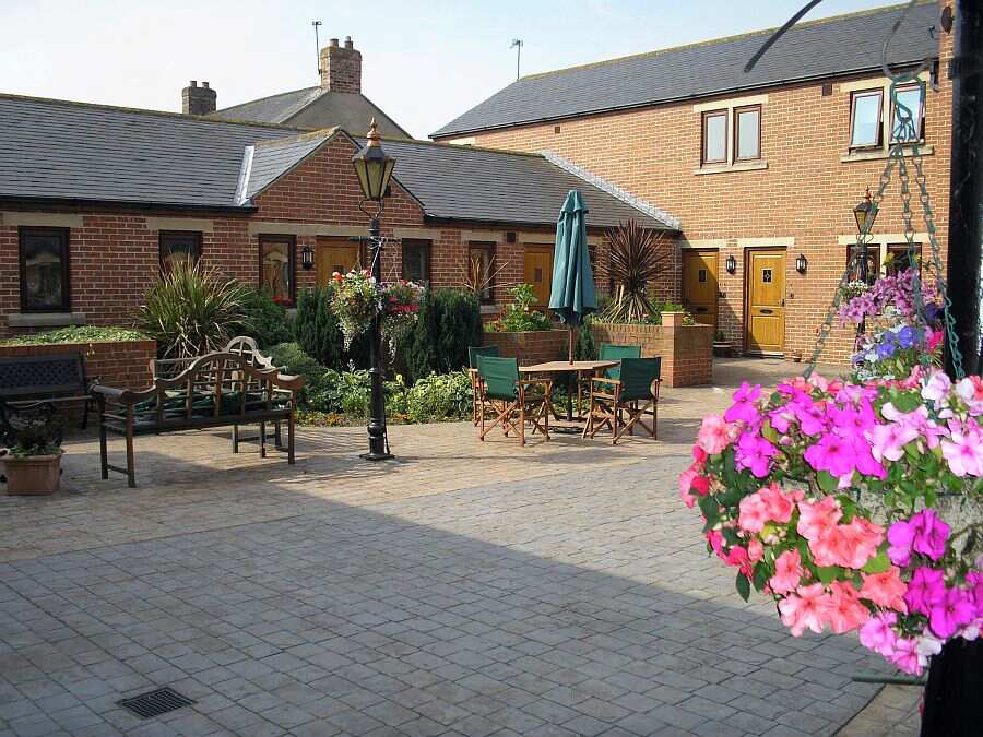 De Mowbray Court